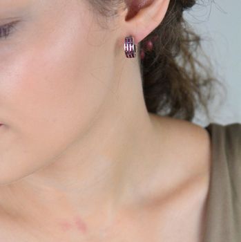 Eleganckie kolczyki damskie srebrne próba 925 w formie kół, zdobione naturalnymi rubinami. Bezpieczne zapięcie angielskie. Idealne na prezent i na co dzień. Model K1167 (3).JPG
